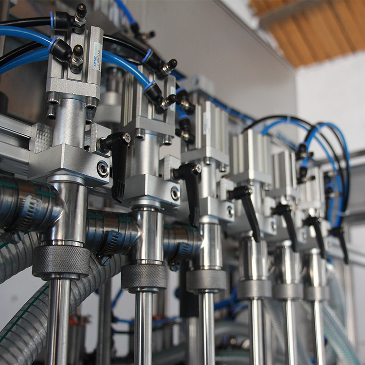 stroj na plnění lahví oleje